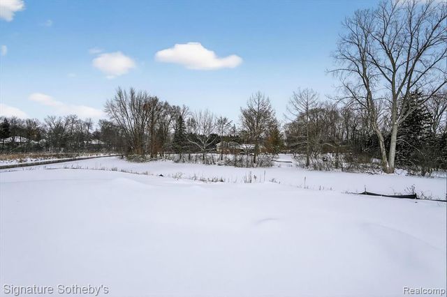 8515 Sandy Crest Drive, White Lake, MI 48386