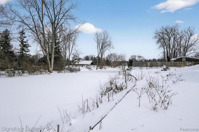 8515 Sandy Crest Drive, White Lake, MI 48386