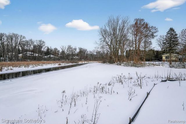 8515 Sandy Crest Drive, White Lake, MI 48386