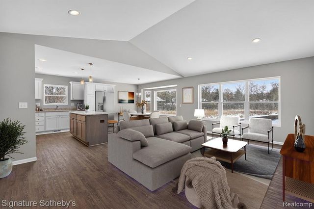 8515 Sandy Crest Drive, White Lake, MI 48386