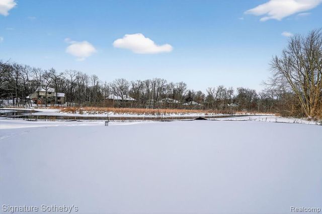 8515 Sandy Crest Drive, White Lake, MI 48386