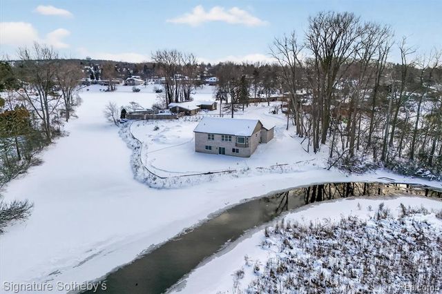 8515 Sandy Crest Drive, White Lake, MI 48386