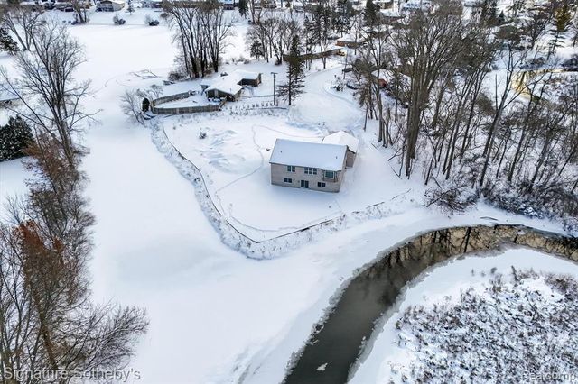 8515 Sandy Crest Drive, White Lake, MI 48386