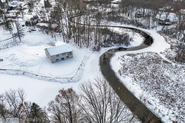 8515 Sandy Crest Drive, White Lake, MI 48386