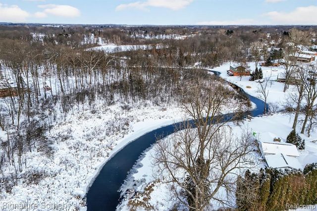 8515 Sandy Crest Drive, White Lake, MI 48386