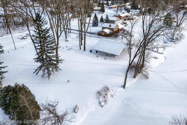 8515 Sandy Crest Drive, White Lake, MI 48386