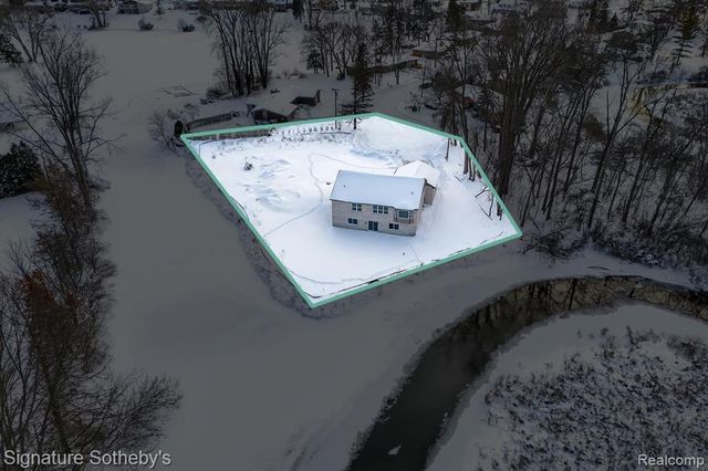 8515 Sandy Crest Drive, White Lake, MI 48386