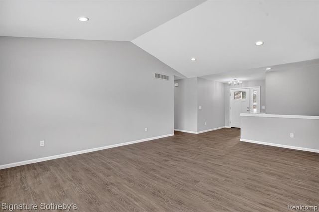 8515 Sandy Crest Drive, White Lake, MI 48386