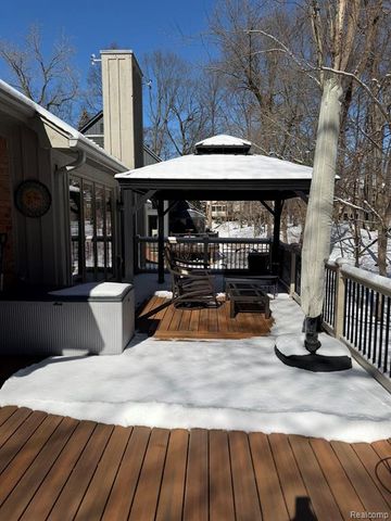 6301 Mission Drive, West Bloomfield, MI 48324