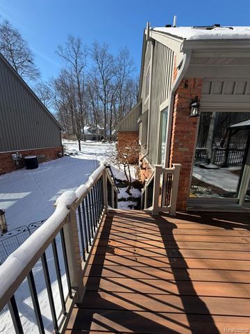 6301 Mission Drive, West Bloomfield, MI 48324