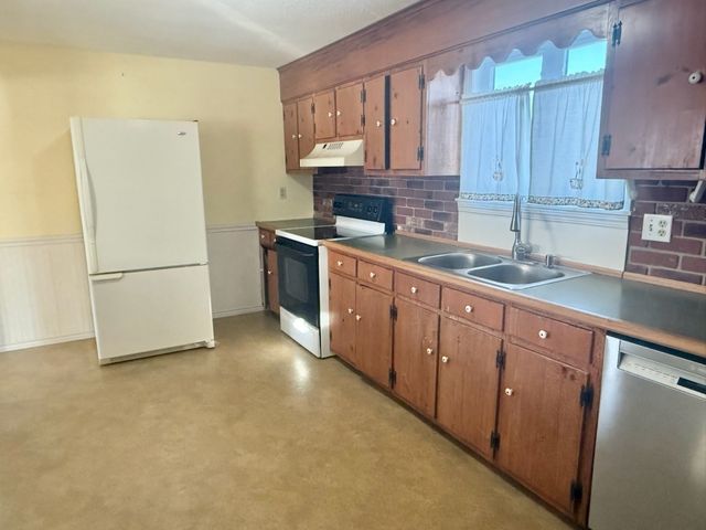 101 Honeyman Avenue, Middletown, RI 02842