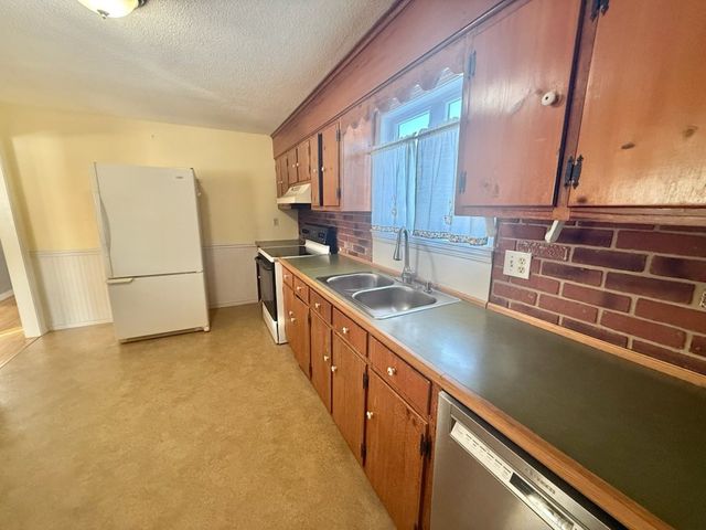 101 Honeyman Avenue, Middletown, RI 02842