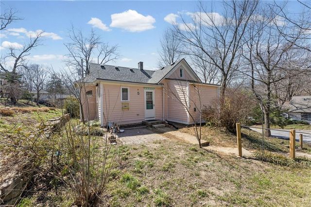 6 W 12th Street, Parkville, MO 64152