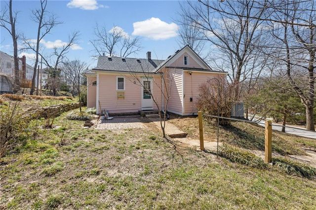 6 W 12th Street, Parkville, MO 64152