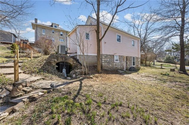 6 W 12th Street, Parkville, MO 64152