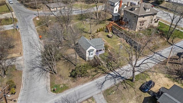 6 W 12th Street, Parkville, MO 64152