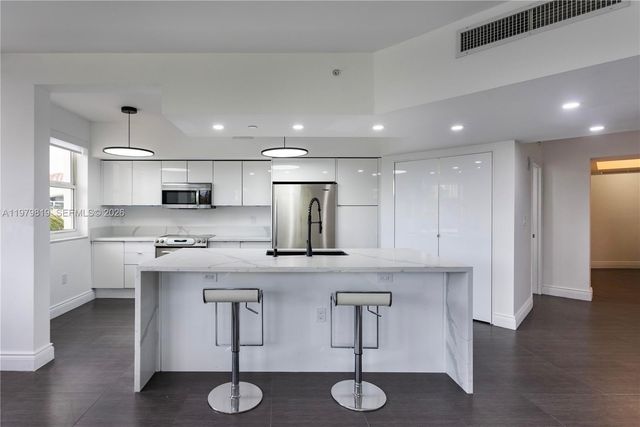 19900 E Country Club Dr 311, Aventura, FL 33180