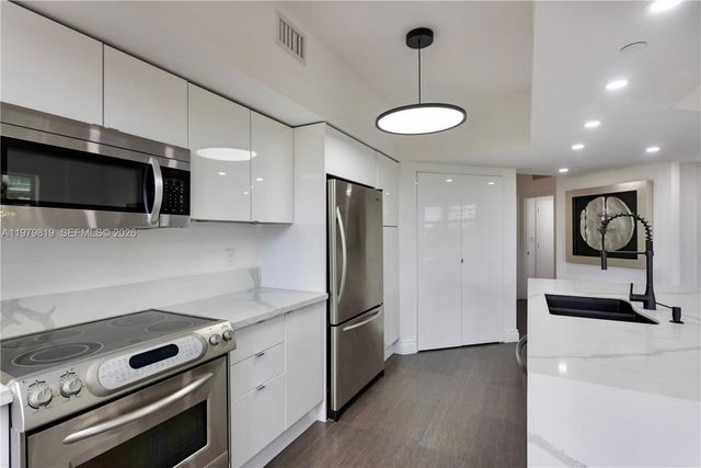 19900 E Country Club Dr 311, Aventura, FL 33180