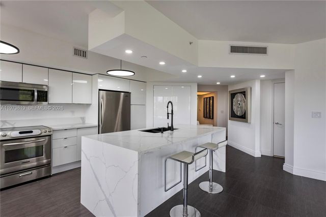 19900 E Country Club Dr 311, Aventura, FL 33180