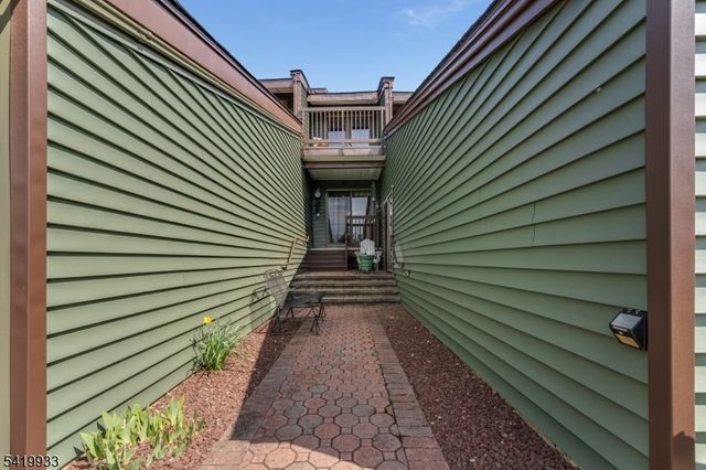 13 Ridgedale Dr, Clinton Twp., NJ 08801