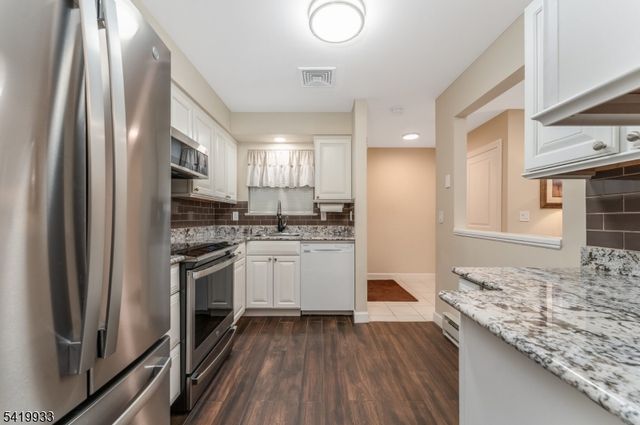 13 Ridgedale Dr, Clinton Twp., NJ 08801