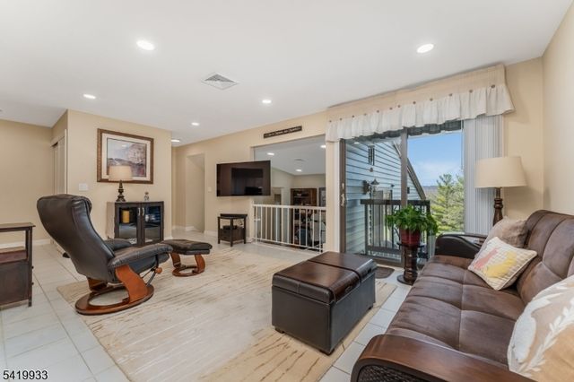 13 Ridgedale Dr, Clinton Twp., NJ 08801