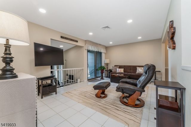 13 Ridgedale Dr, Clinton Twp., NJ 08801