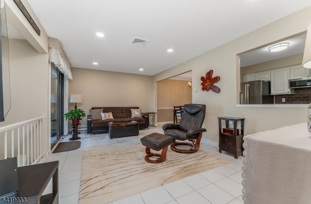 13 Ridgedale Dr, Clinton Twp., NJ 08801