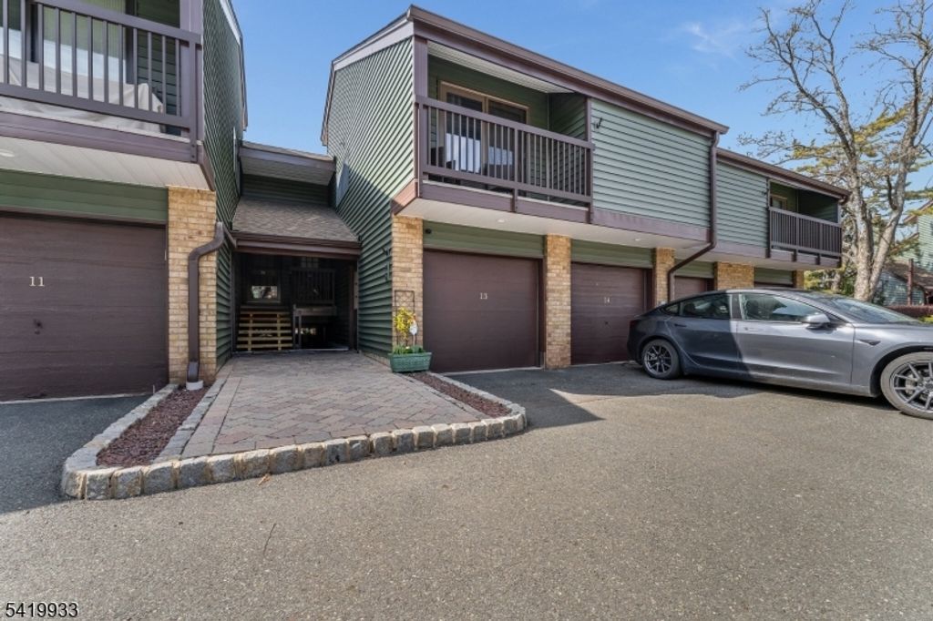 13 Ridgedale Dr, Clinton Twp., NJ 08801