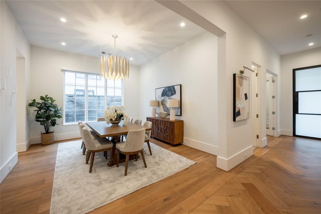 Image 10 of property listing at 2817 Albans Road, Houston, TX 77005