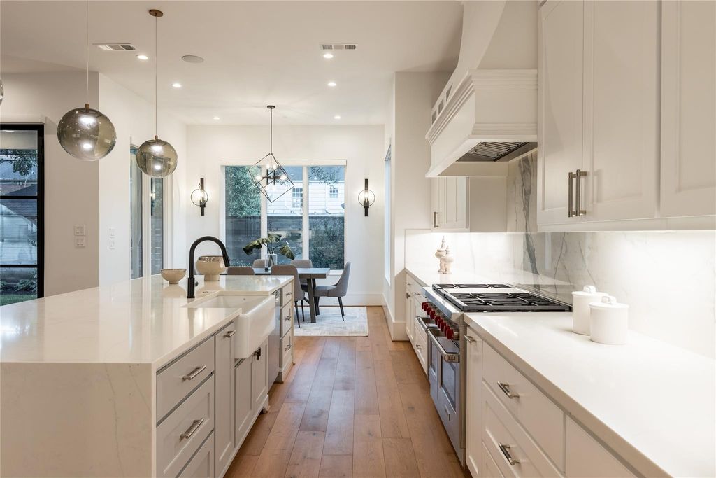 Image 23 of property listing at 2817 Albans Road, Houston, TX 77005