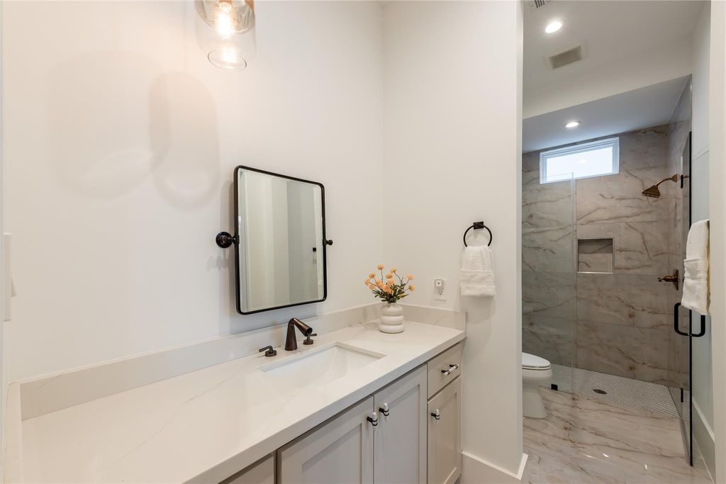 Image 8 of property listing at 2817 Albans Road, Houston, TX 77005