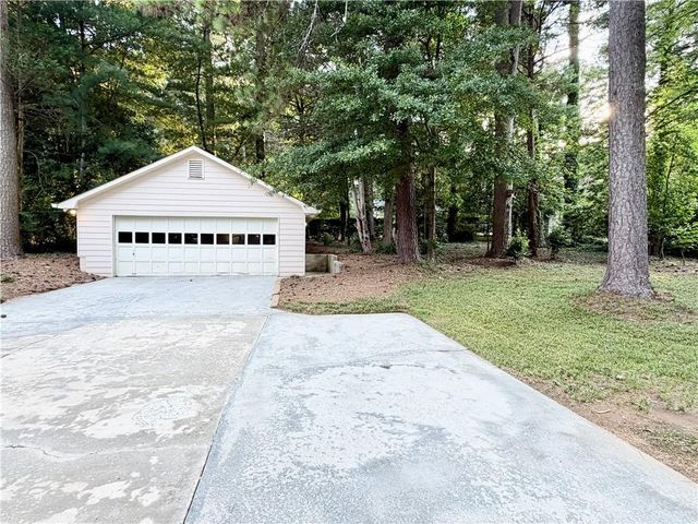 645 Dorsey Circle SW, Lilburn, GA 30047