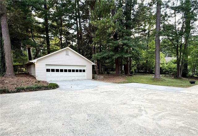 645 Dorsey Circle SW, Lilburn, GA 30047
