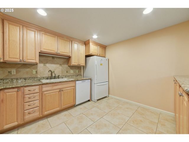 4460 Sw SCHOLLS FERRY Rd 3, Portland, OR 97225