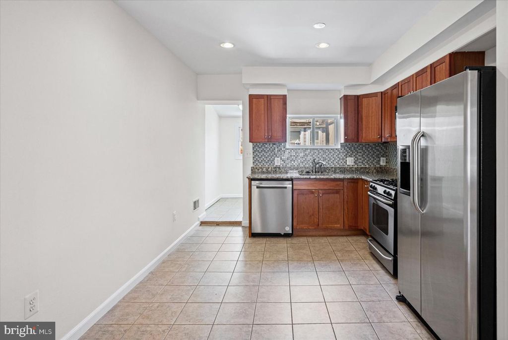 Image 10 of property listing at 24 N STREEPER ST, Baltimore, MD 21224