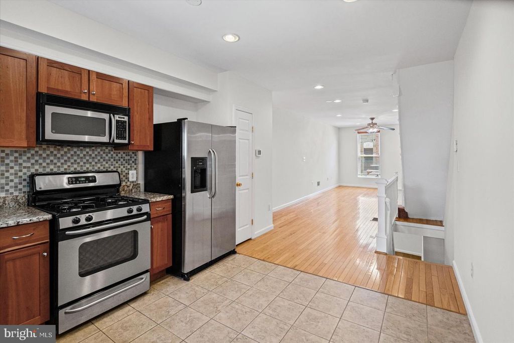 Image 11 of property listing at 24 N STREEPER ST, Baltimore, MD 21224