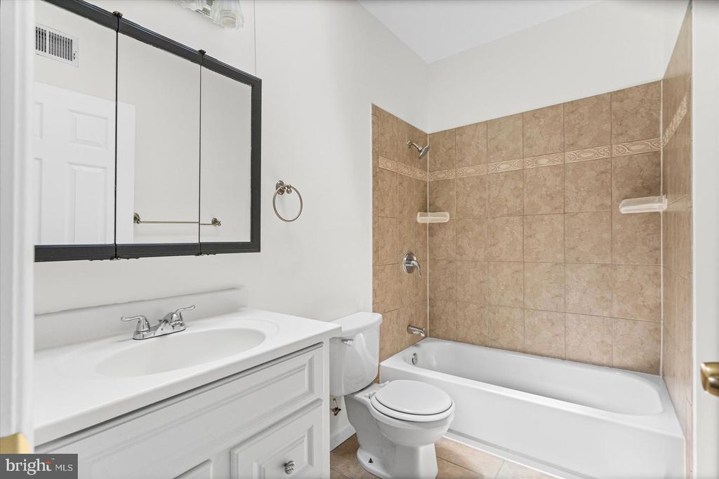 Image 18 of property listing at 24 N STREEPER ST, Baltimore, MD 21224