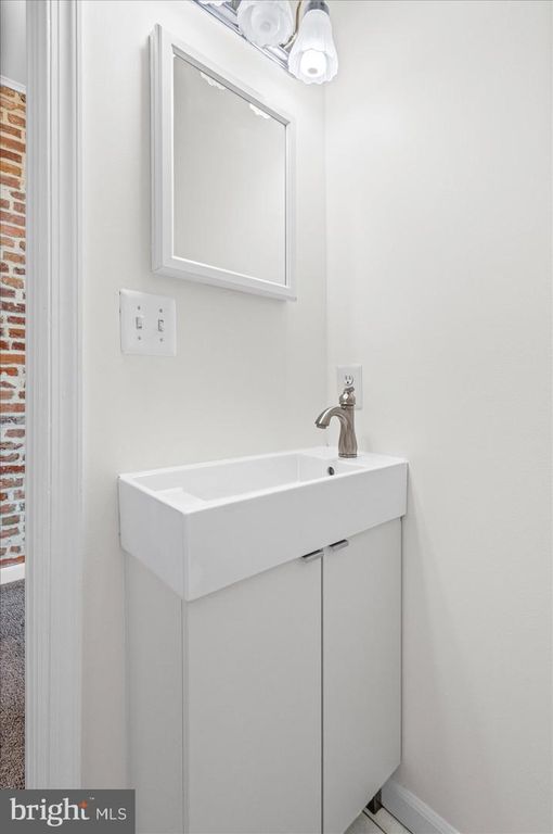 Image 25 of property listing at 24 N STREEPER ST, Baltimore, MD 21224