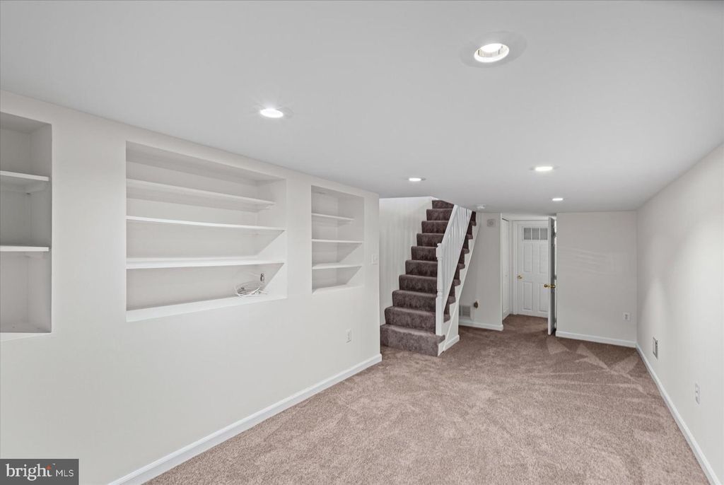 Image 27 of property listing at 24 N STREEPER ST, Baltimore, MD 21224