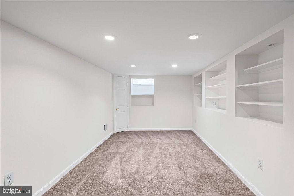 Image 28 of property listing at 24 N STREEPER ST, Baltimore, MD 21224