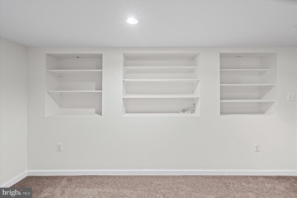 Image 29 of property listing at 24 N STREEPER ST, Baltimore, MD 21224