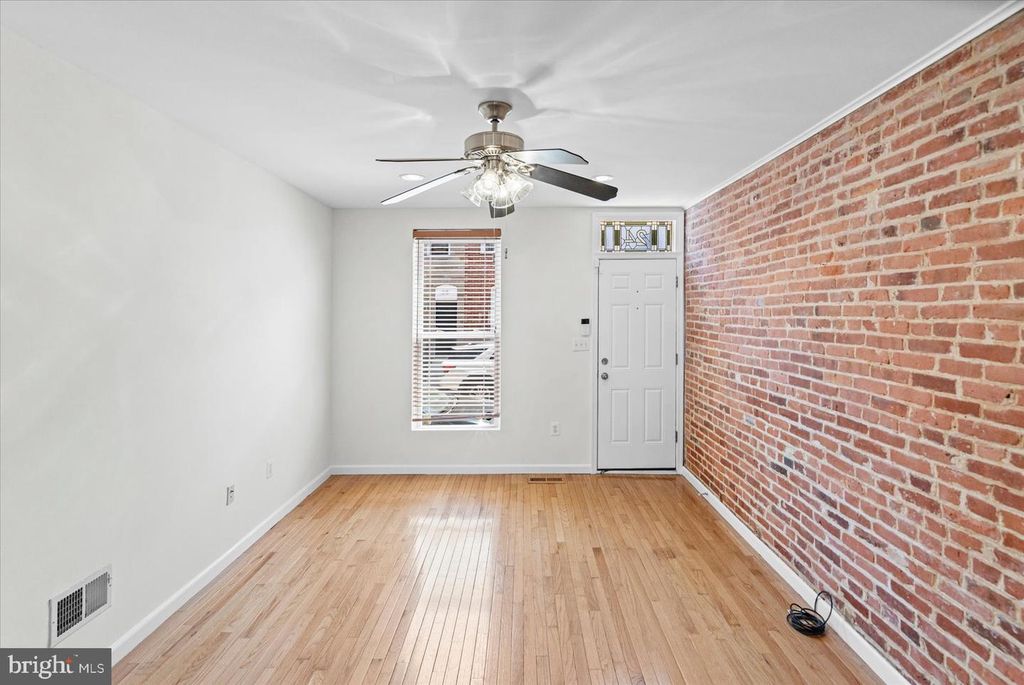 Image 3 of property listing at 24 N STREEPER ST, Baltimore, MD 21224