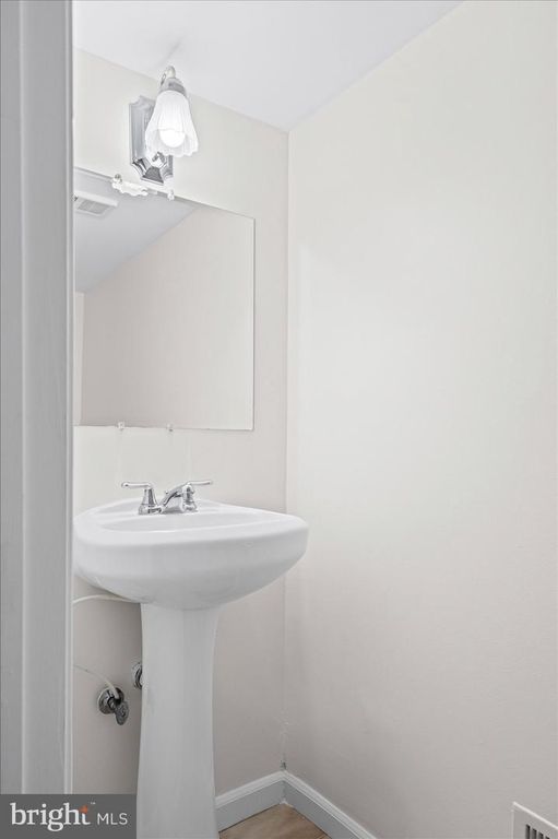 Image 31 of property listing at 24 N STREEPER ST, Baltimore, MD 21224