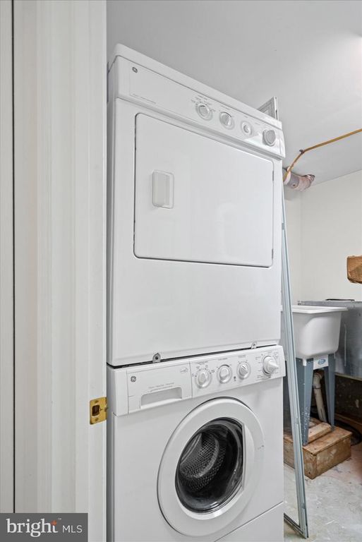 Image 32 of property listing at 24 N STREEPER ST, Baltimore, MD 21224
