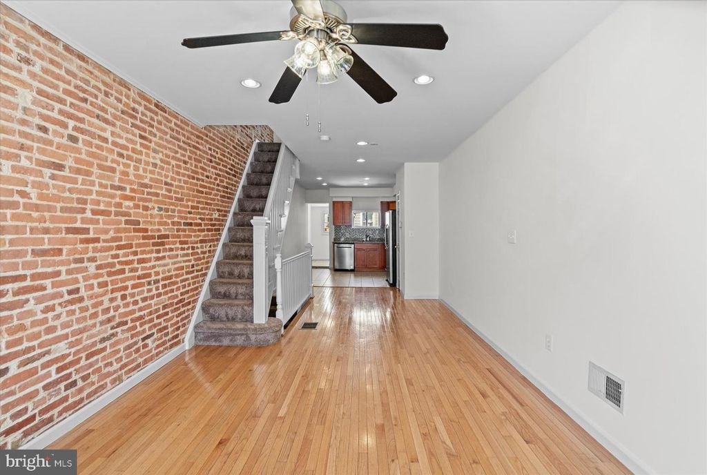 Image 5 of property listing at 24 N STREEPER ST, Baltimore, MD 21224