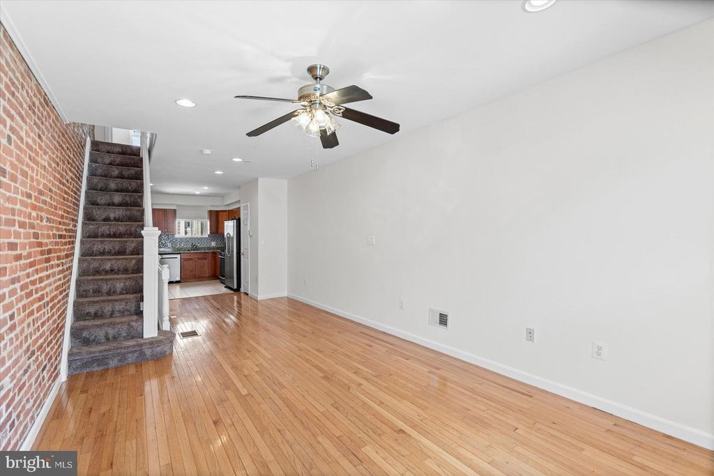 Image 6 of property listing at 24 N STREEPER ST, Baltimore, MD 21224