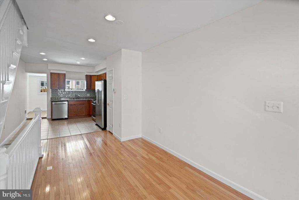 Image 7 of property listing at 24 N STREEPER ST, Baltimore, MD 21224