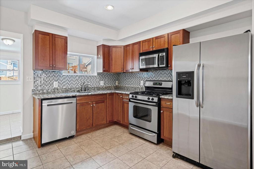 Image 8 of property listing at 24 N STREEPER ST, Baltimore, MD 21224