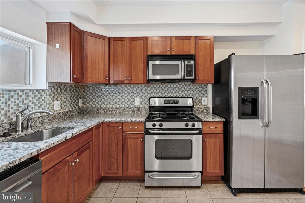 Image 9 of property listing at 24 N STREEPER ST, Baltimore, MD 21224